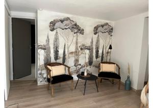 Studio Canadeau في لو كاستليت: غرفة معيشة مع كرسيين وطاولة