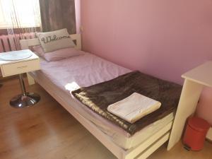 a small bed in a room with a desk at ClickTheFlat24 Prestige Apart Rooms Pokoje Czechów in Lublin