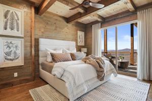 ein Schlafzimmer mit einem Bett in einem Zimmer mit Holzwänden in der Unterkunft Sunset Ridge Mountain Luxury Villa in Mineral Bluff