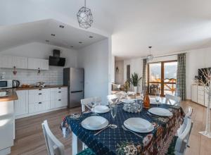 Kuchyňa alebo kuchynka v ubytovaní Apartamenty ''Chcę Tu Zostać''