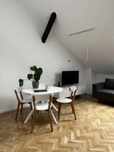 High Standard Room in Jewish District, Apartment Shared with Host في كراكوف: غرفة معيشة مع طاولة وكراسي بيضاء