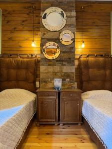 ボロヴェッツにあるVilla Adis with Hot Jacuzzi & Saunaのベッド2台 木製の壁の部屋