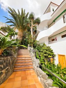 eine Treppe, die zu einem Gebäude führt in der Unterkunft Refugio en el Mar in San Agustín