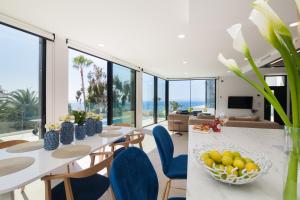 comedor con mesa y sillas azules en 200m² NEW Villa F with private, heated pool and amazing ocean view., en Adeje