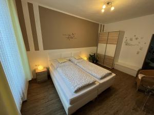 ein Schlafzimmer mit einem Bett mit zwei Kissen in der Unterkunft Hotel Restaurant Zumbusch in Bad Bertrich