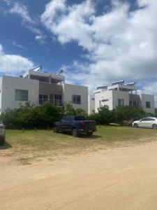 a black truck parked in front of a building at Arenas Garzón A 8 in José Ignacio