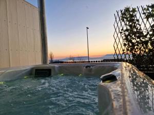 Východ nebo západ slunce při pohledu z hotelu nebo okolí
