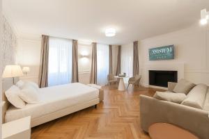salon z łóżkiem i kanapą w obiekcie Asisium Boutique Hotel w Asyżu