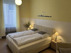 Hotel Restaurant Zumbusch في باد بيتريتش: غرفة نوم مع سرير مع صورة المدينة على الحائط