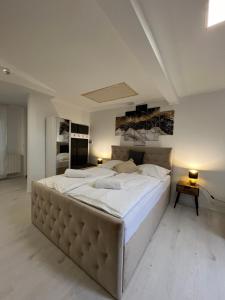 エゲルサロークにあるSweet Life Wellness Apartmentsの大きなベッドルーム1室(大型ベッド1台付)