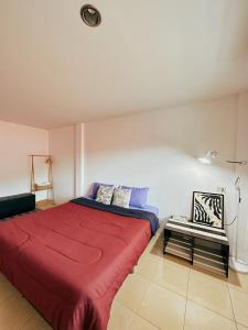 - une chambre avec un lit et une couverture rouge dans l'établissement sampheenong, à Ko Larn