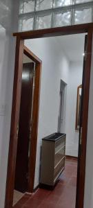 a room with a kitchen with a door and a counter at Casa alquiler temporario Necochea in Necochea