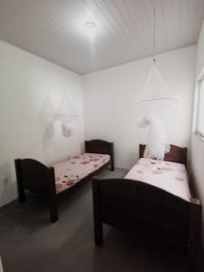 um quarto com duas camas e um candeeiro em Casa de Praia Em Aracaju,Se em Barra dos Coqueiros