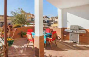 d'une terrasse avec une table et des chaises sur un balcon. dans l'établissement Amazing Apartment In Lorca With Kitchenette, à Lorca