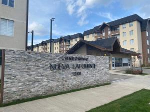 a brick wall with a sign that reads nova academy at Cómodo departamento full equipado con piscina in Villarrica