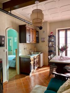 eine Küche mit einem Waschbecken und einem Tisch in der Unterkunft Bilocale a due passi dal centro in Limone Piemonte