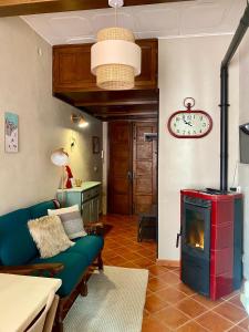 ein Wohnzimmer mit einem blauen Sofa und einem Kamin in der Unterkunft Bilocale a due passi dal centro in Limone Piemonte