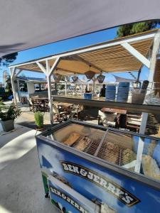 a food cart with a grill in a patio at poplar lofts & apartments karavouzi in Prinos