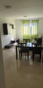 - une chambre avec une table, des chaises et un canapé dans l'établissement Casa Nina, à Araya