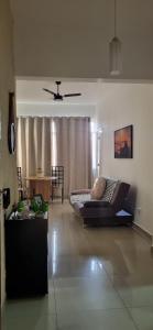 ein Wohnzimmer mit einer Couch und einem Deckenventilator in der Unterkunft Flat Reformado no centro histórico RJ in Rio de Janeiro + 18 Fotos