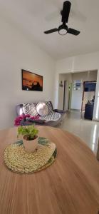 ein Wohnzimmer mit einem Tisch und einer Pflanze darauf in der Unterkunft Flat Reformado no centro histórico RJ in Rio de Janeiro