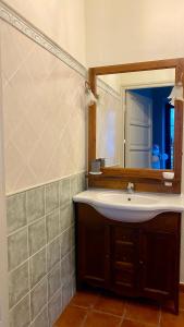 ein Bad mit einem Waschbecken und einem Spiegel in der Unterkunft Bilocale a due passi dal centro in Limone Piemonte