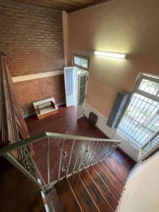 una habitación vacía con una escalera en un edificio en Duplex santa rosa en Santa Rosa del Conlara