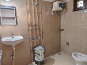 Light House في مونت ابو: حمام مع مرحاض ومغسلة