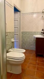 ein Bad mit einem WC und einem Waschbecken in der Unterkunft Bilocale a due passi dal centro in Limone Piemonte