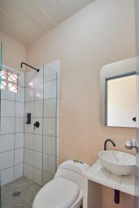 Carmen de Viboral的住宿－HOTEL LOZETA，浴室配有卫生间、盥洗盆和淋浴。