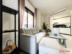 a living room with a couch and a table at Estiloso Apto en P. Marítimo in Oropesa del Mar