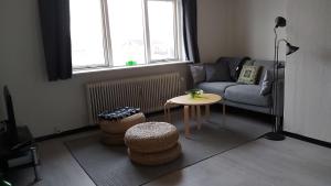 uma sala de estar com um sofá e uma mesa em Døssinghus Holiday Apartments em Kjellerup