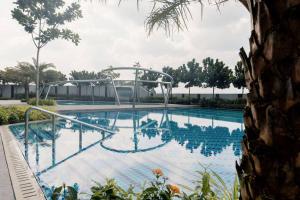 une grande piscine avec un toboggan dans l'établissement Heartwarming family moment@Aster10pax link MRT, à Kuala Lumpur
