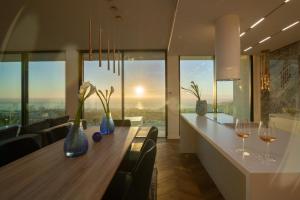 Un comedor con una mesa con copas de vino. en 200m NEW Villa E with priv/heated pool, ocean view., en Adeje
