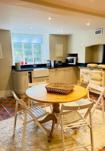 cocina con mesa y sillas en una habitación en Large room in Stunning Cottage Edge of the Cotswolds, en Bloxham