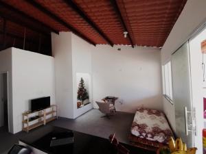 ein Wohnzimmer mit einem Weihnachtsbaum an der Wand in der Unterkunft Casa de Praia Em Aracaju,Se in Barra dos Coqueiros