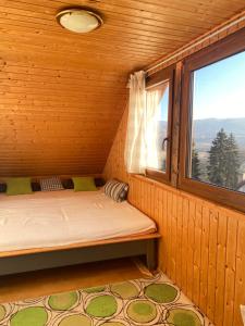 Habitación pequeña con cama y ventana en HolidayHome Sauna Kyselka, en Šemnice