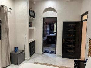 una camera con corridoio e cassettiera e una camera con di RIAD REDWAN a Marrakech