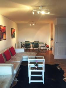1 Bedroom Flat near Excel, O2, Canary Wharf - London في لندن: غرفة معيشة مع أريكة وطاولة