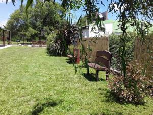 een bank in het gras in een tuin bij Clara Rosa in San Ignacio