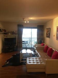 1 Bedroom Flat near Excel, O2, Canary Wharf - London في لندن: غرفة معيشة بها أريكة وتلفزيون