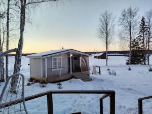 a small cabin in the snow in a field at Omakotitalo maaseudulla lähellä Lahtea in Orimattila