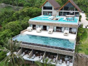 - une vue aérienne sur une maison avec une piscine dans l'établissement IDA B Domain, à Nathon Bay