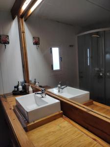 baño con 2 lavabos y espejo grande en Casa flotante Barlovento en San Fernando