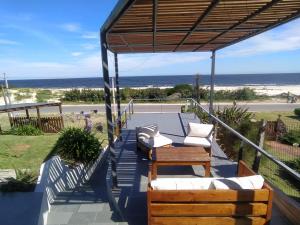 a patio with a view of the beach at Casas Arena y Sol - FRENTE AL MAR in Parque del Plata