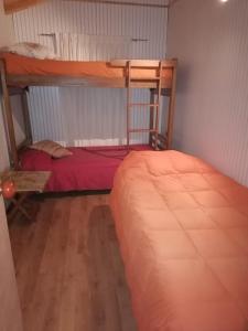 um quarto com 2 beliches e uma cama em Piso acogedor y familiar en el campo em Villarrica