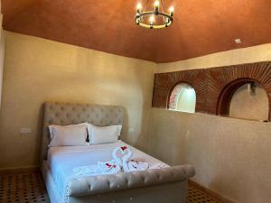 Un dormitorio con una cama con arcos. en RIAD REDWAN, en Marrakech