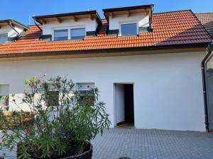 uma casa branca com um telhado vermelho e um pátio em "be-together" Engabrunn em Engabrunn