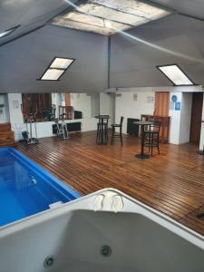 uma banheira em uma sala com deck de madeira em Monte Cervino Hotel em San Carlos de Bariloche