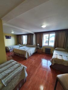 Postel nebo postele na pokoji v ubytování Monte Cervino Hotel + 37 fotografií